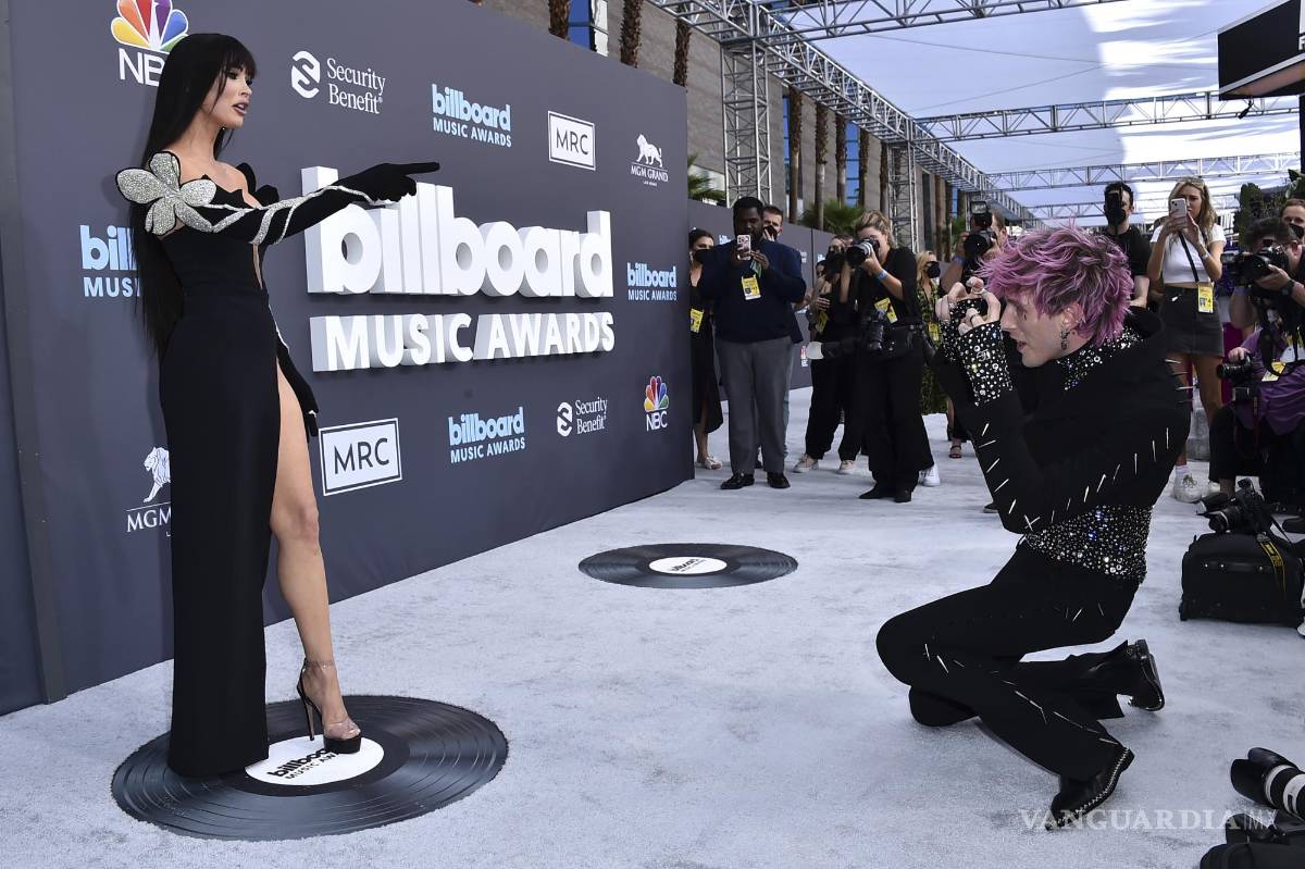 $!Machine Gun Kelly le toma una foto Megan Fox a su llegada a los Billboard Music Awards 2022, en el MGM Grand Garden Arena de Las Vegas.