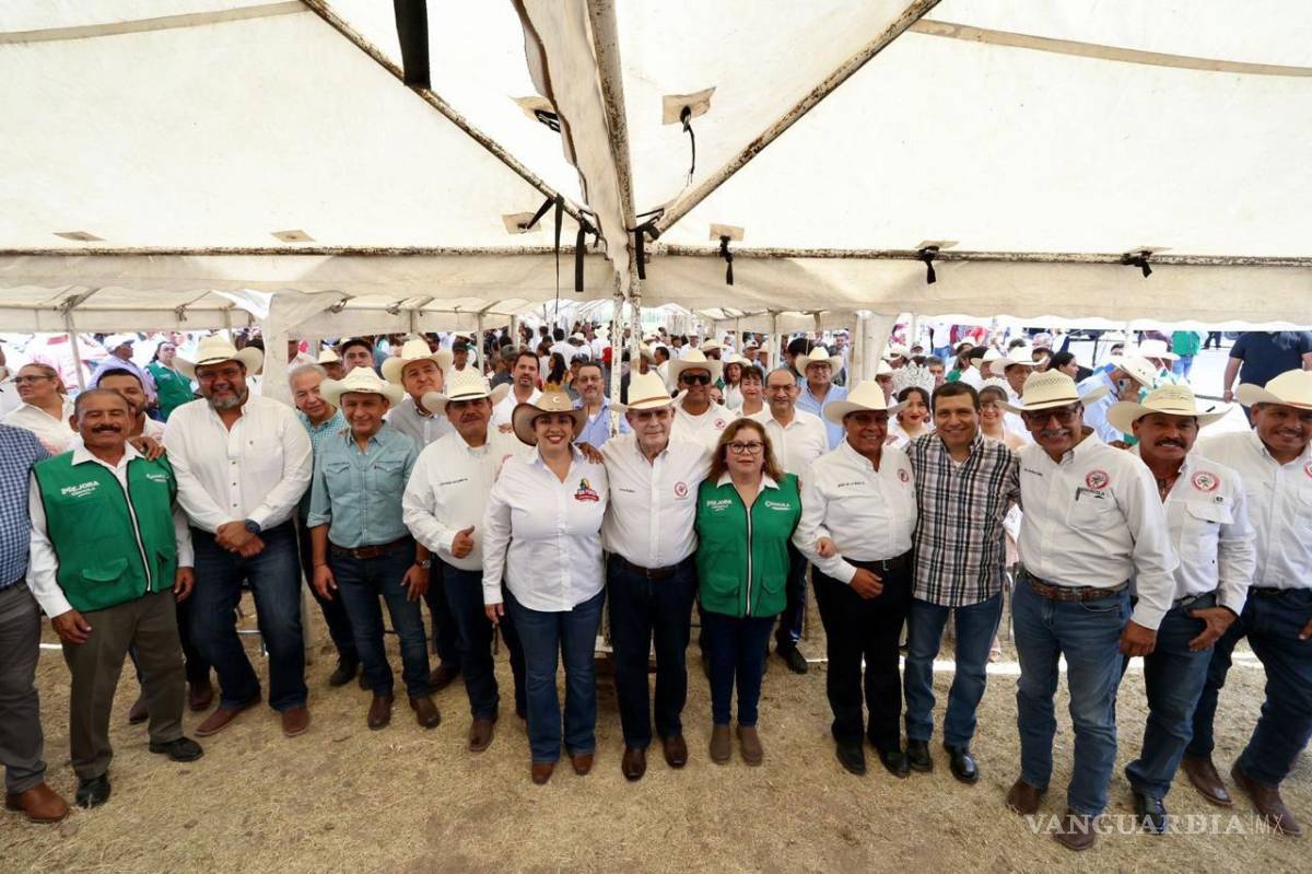 $!La ceremonia fue organizada por el PRI Coahuila y la Confederación Nacional Campesina (CNC), dirigida por Jesús de la Rosa Godoy.