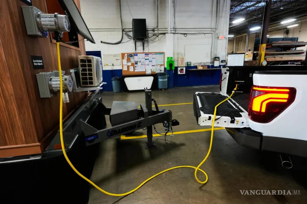 $!Un adaptador conectado a una toma de corriente de 240 voltios a bordo de una Ford F-150 King Ranch en Southgate, Michigan.