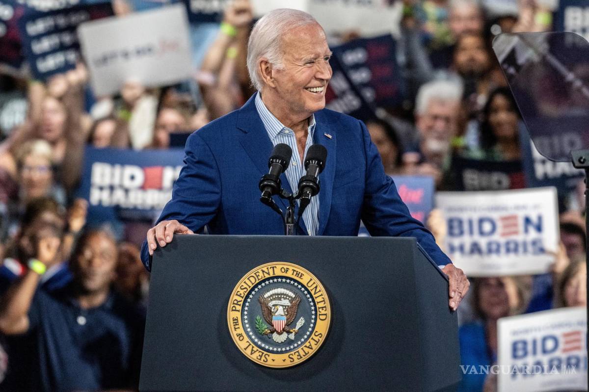 $!El presidente estadounidense Joe Biden reacciona ante la bienvenida de la multitud en un evento de campaña en Raleigh, Carolina del Norte.
