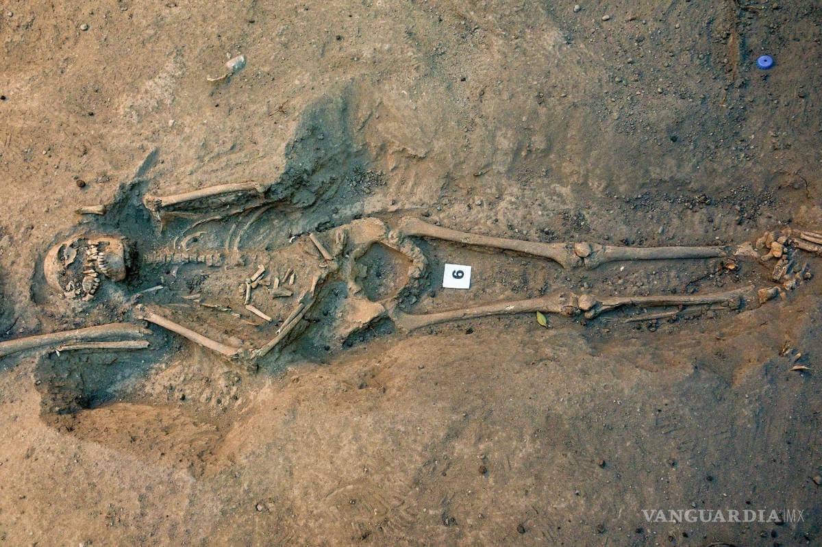 $!López Camacho explica que durante el seguimiento a las obras se realizó un pozo de sondeo de 2 por 2 metros se detectaron los restos óseos humanos a partir de 1.37 metros de profundidad.