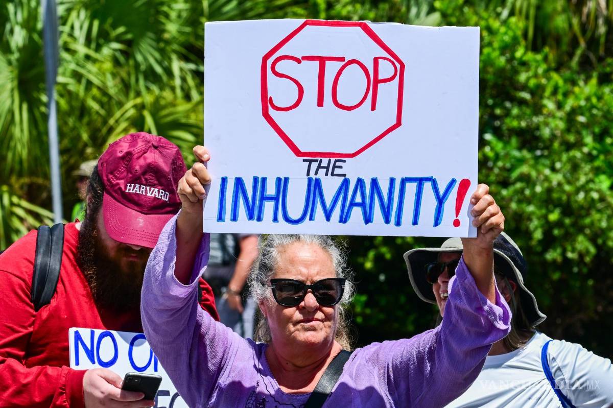 $!FOTODELDÍA AME2511. OCHOPEE (ESTADOS UNIDOS), 12/07/2025.- Una persona sostiene un cartel durante una manifestación este sábado, frente el centro de detención de migrantes 'Alligator Alcatraz' en Ochopee (EE.UU.). EFE/ Giorgio Viera
