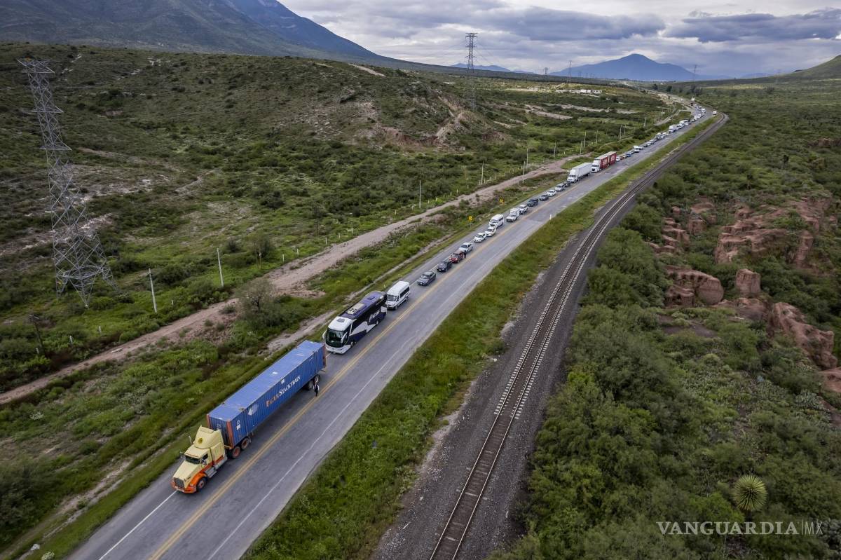 $!Es común que ante accidentes, la vía a Derramadero se paralice.