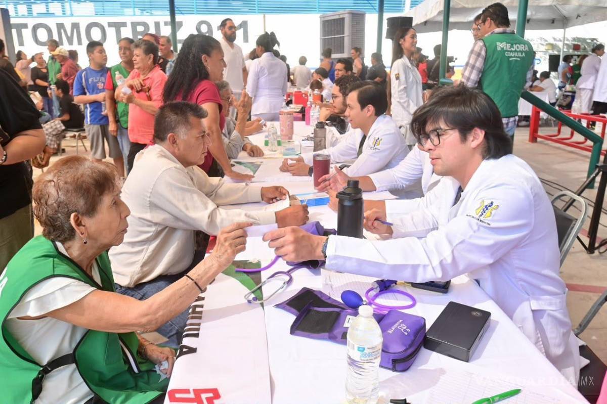 $!Autoridades municipales y estatales pusieron en marcha la jornada de atención médica en Torreón.