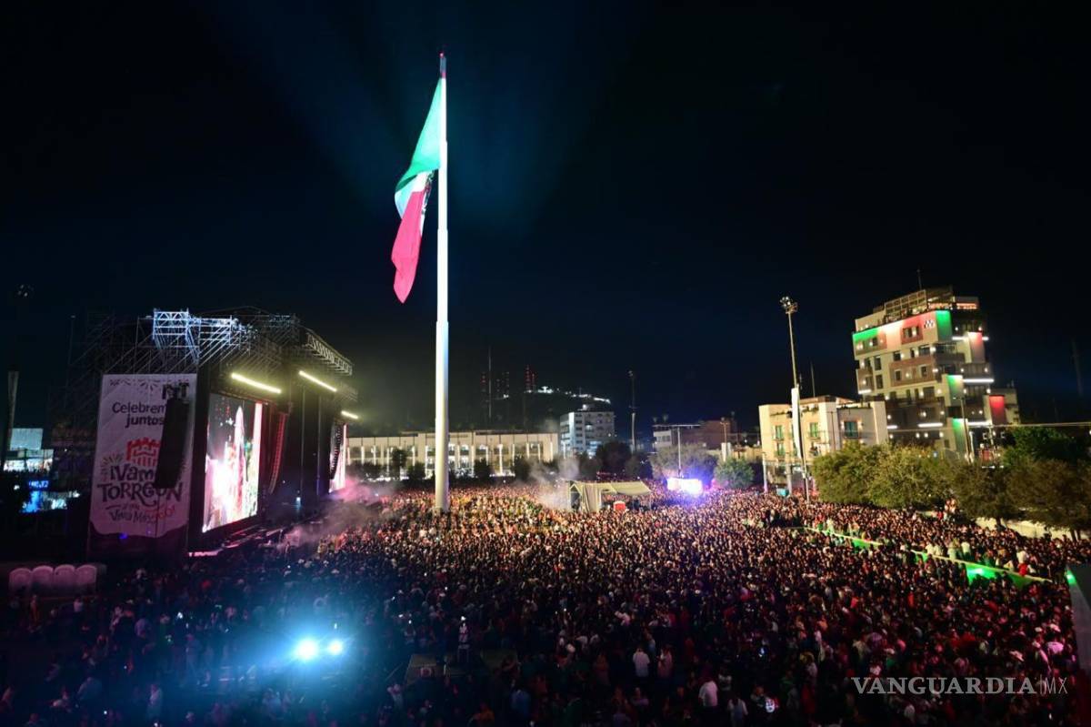 $!Alfredo Olivas ofreció un concierto ante miles de asistentes en la Plaza Mayor.