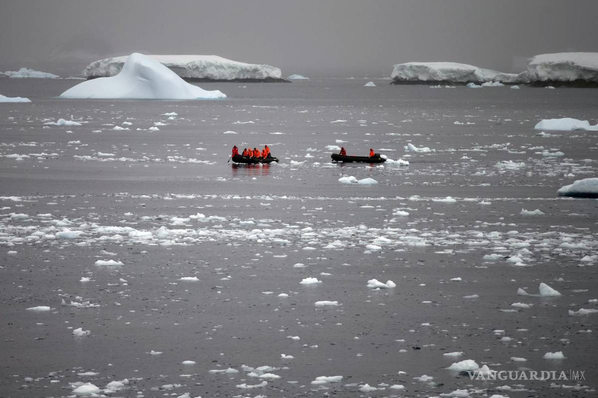 $!Oficiales de la Armada de Chile transportan científicos a la Estación Bernardo O’Higgins de Chile en la Antártida.
