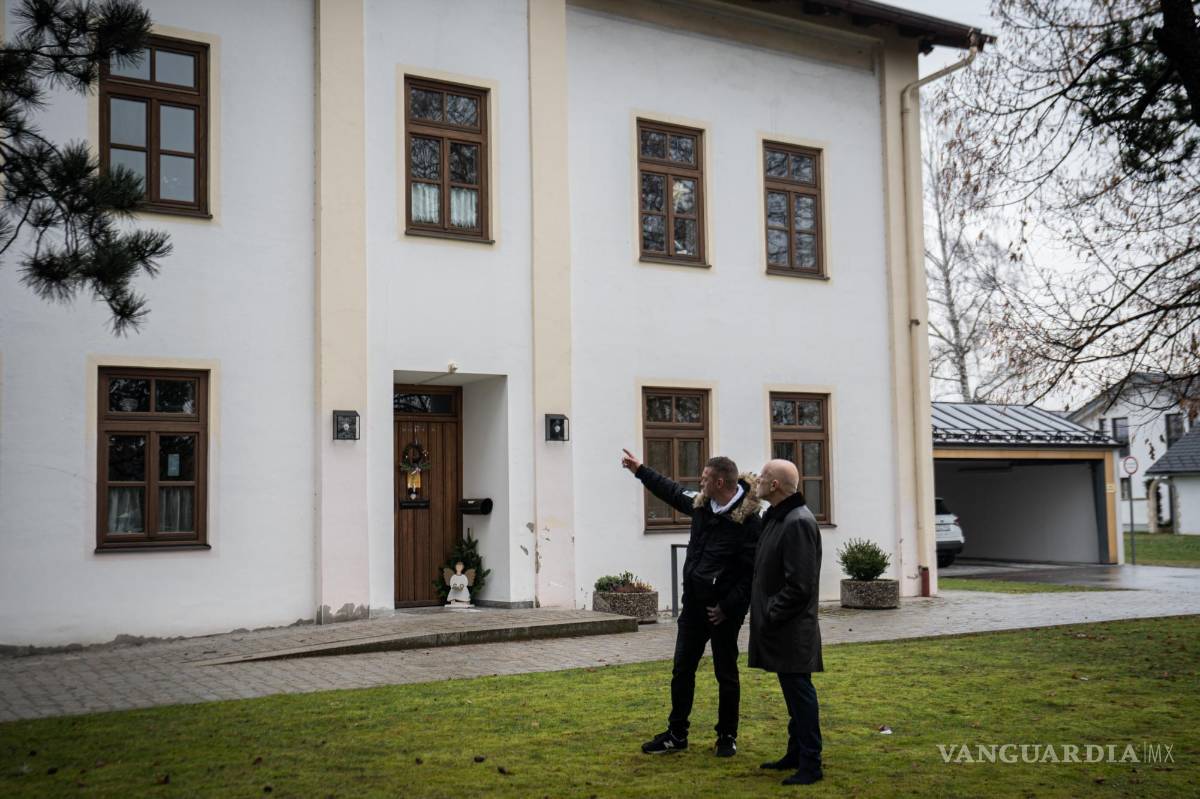 $!Andreas Perr, a la izquierda, y su abogado afuera del edificio de la iglesia donde Perr fue abusado sexualmente por un sacerdote cuando tenía 12 años, en Garching, Alemania. 3 de enero de 2023.