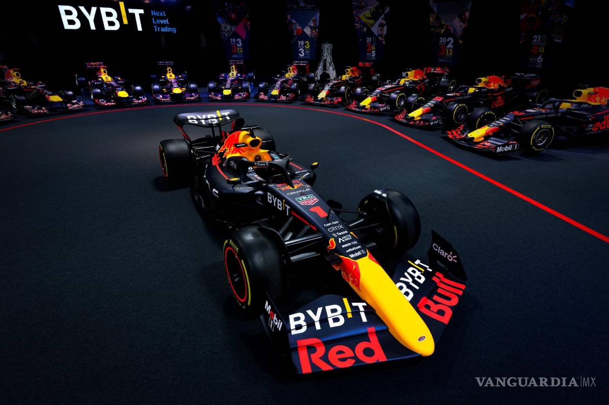 $!El RB18 será el nuevo coche con el que el campeón Max Verstappen y el mexicano Checo Pérez correrán esta temporada.