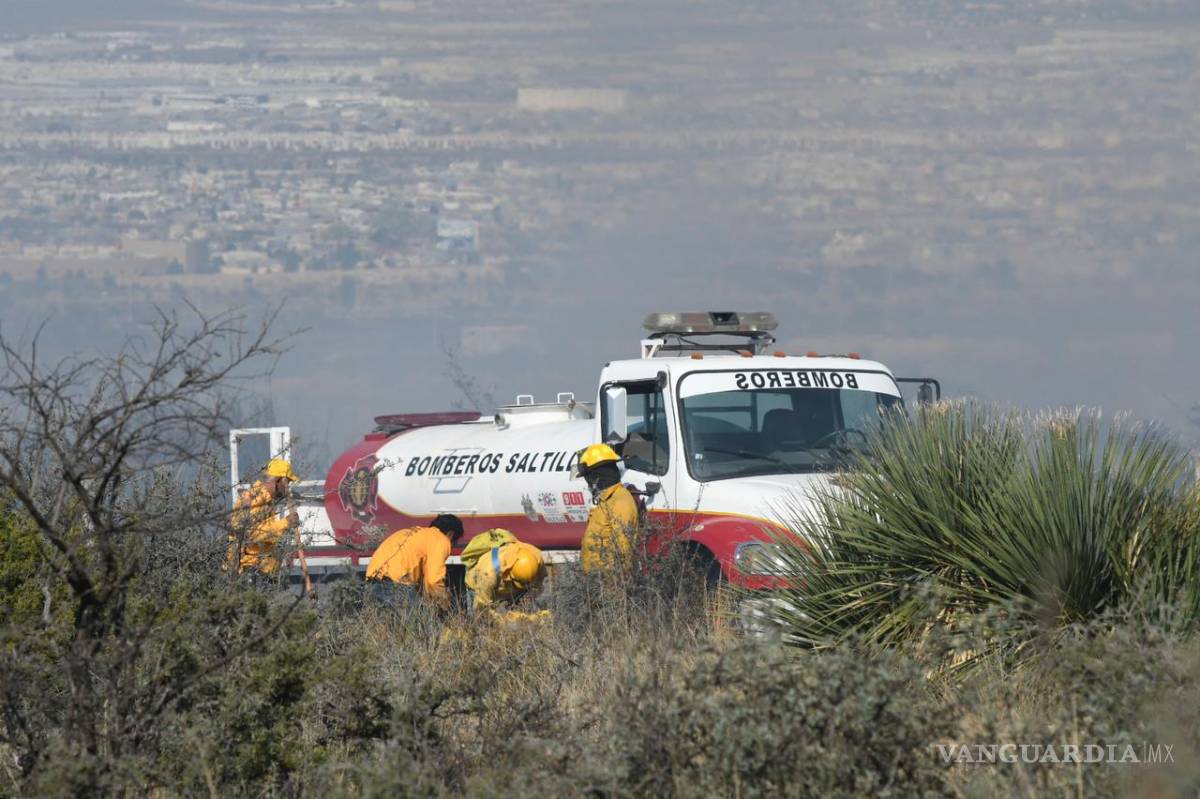 $!Fuerte incendio se registra en las faldas de la Sierra de Zapalinamé, al oriente de Saltillo