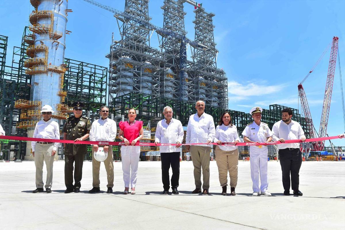 $!En julio del año pasado, AMLO inauguró esta refinería, aunque aún no produce.