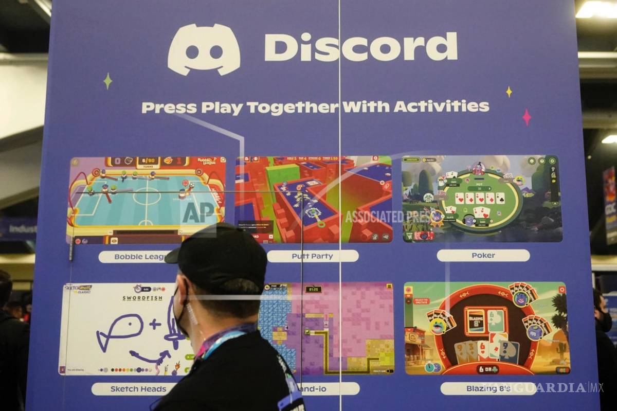 $!Un asistente pasa frente a una pantalla en el stand de Discord en la Game Developers Conference 2023 en San Francisco.