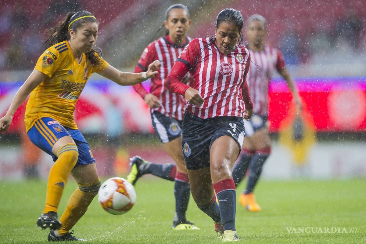 $!Jugadoras de Chivas y Tigres se dan hasta con la cubeta y terminan cuatro suspendidas