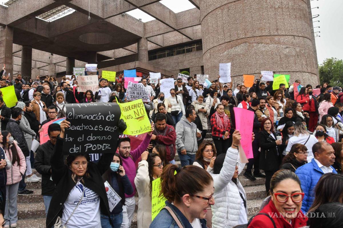 $!Integrantes del Sindicato de Trabajadores del PJF se manifestaron al exterior del Consejo de la Judicatura Federal, Edificio Sede San Lázaro en CDMX.