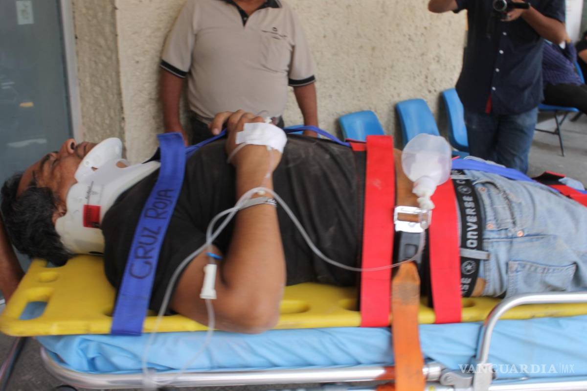 $!Conductor de tráiler termina con múltiples fracturas tras accidente.