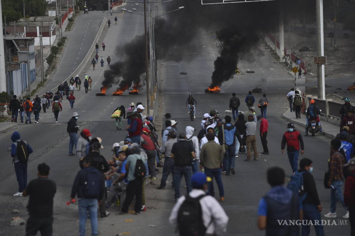 $!Manifestantes bloquean una carretera para protestar contra el Congreso y el gobierno de la presidenta peruana Dina Boluarte en Arequipa, Perú.