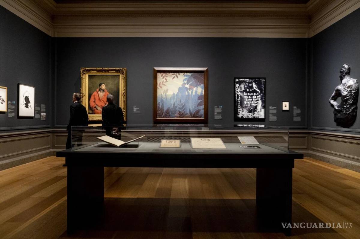 $!La gente observa durante la noche de apertura de la exposición “Historias Afroatlánticas” en la Galería Nacional de Arte en Washington, el 7 de abril de 2022.