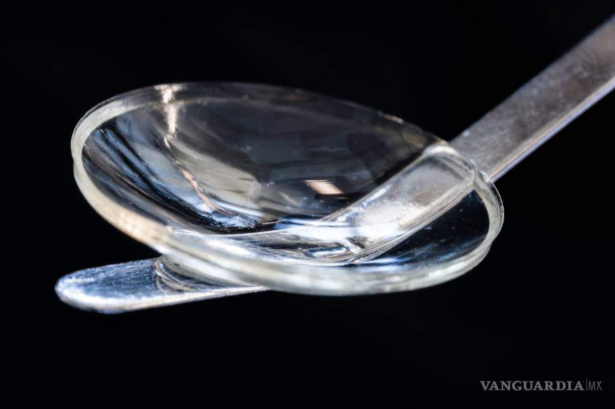 $!El implante se asemeja a la córnea humana y está hecho de proteína de colágeno de piel de cerdo.