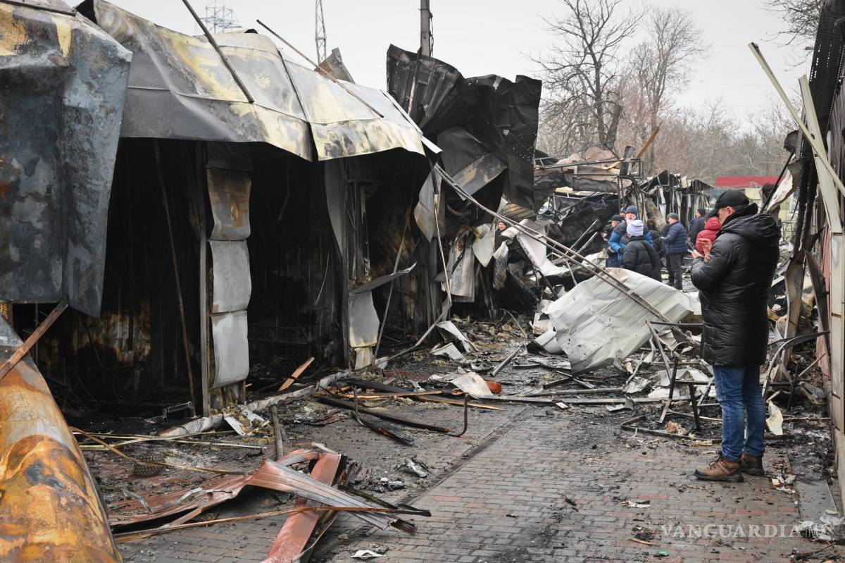 $!La gente mira un mercado urbano en ruinas luego de un ataque ruso en Odesa, Ucrania, el jueves 12 de febrero de 2026.