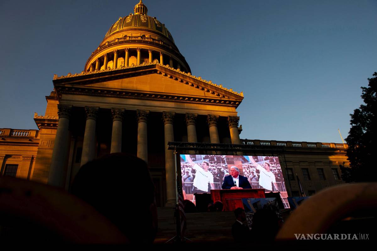 $!Personas escuchan el mensaje del gobernador de Virginia Occidental, Patrick Morrisey, durante una vigilia de Charlie Kirk en el Capitolio del Estado.