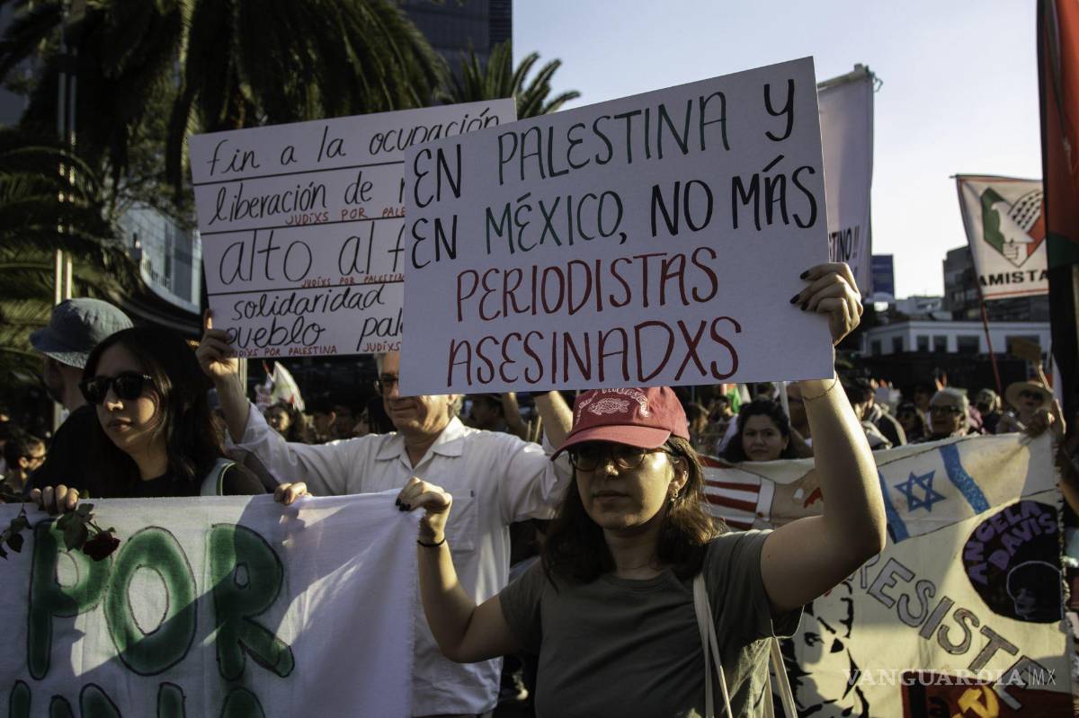 $!Cientos de personas y organizaciones civiles partieron del Ángel de la independencia hacia el Zócalo en apoyo a Palestina.