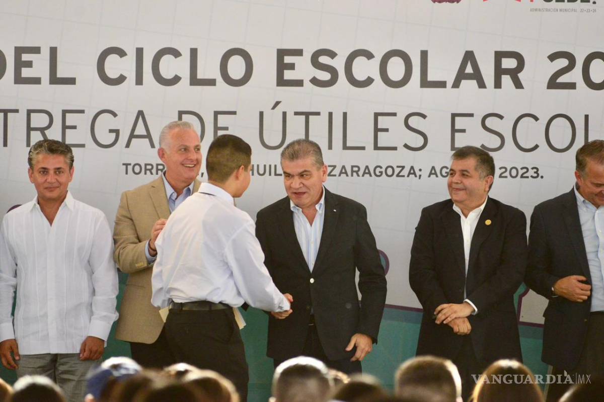 $!El gobernador de Coahuila, Miguel Riquelme Solís, anunció que el gobierno buscará reimprimir los libros pasados para que los padres de familia estén tranquilos.