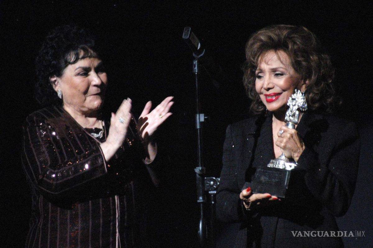 $!8 de marzo de 2006. Carmen Salinas productora de “besame Mucho” entrega la “Diosa de Plata”a la actriz, Maria Victoria por su trayectoria. Cuartoscuro/Guillermo Perea