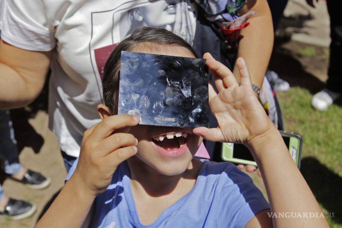 $!Así como nuestros ojos, los rayos ultravioleta del eclipse solar también puede afectar a los celulares.