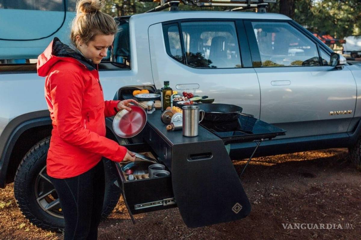 $!Rivian sigue aumentando su catálogo, lanza versión camper de su pick up