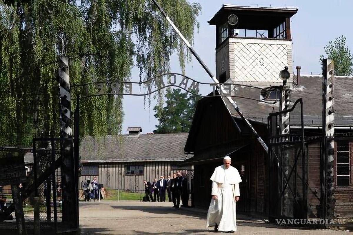 $!El papa Francisco pasa por la puerta del antiguo campo de exterminio nazi de Auschwitz, en Oswiecim, Polonia, el viernes 29 de julio de 2016.