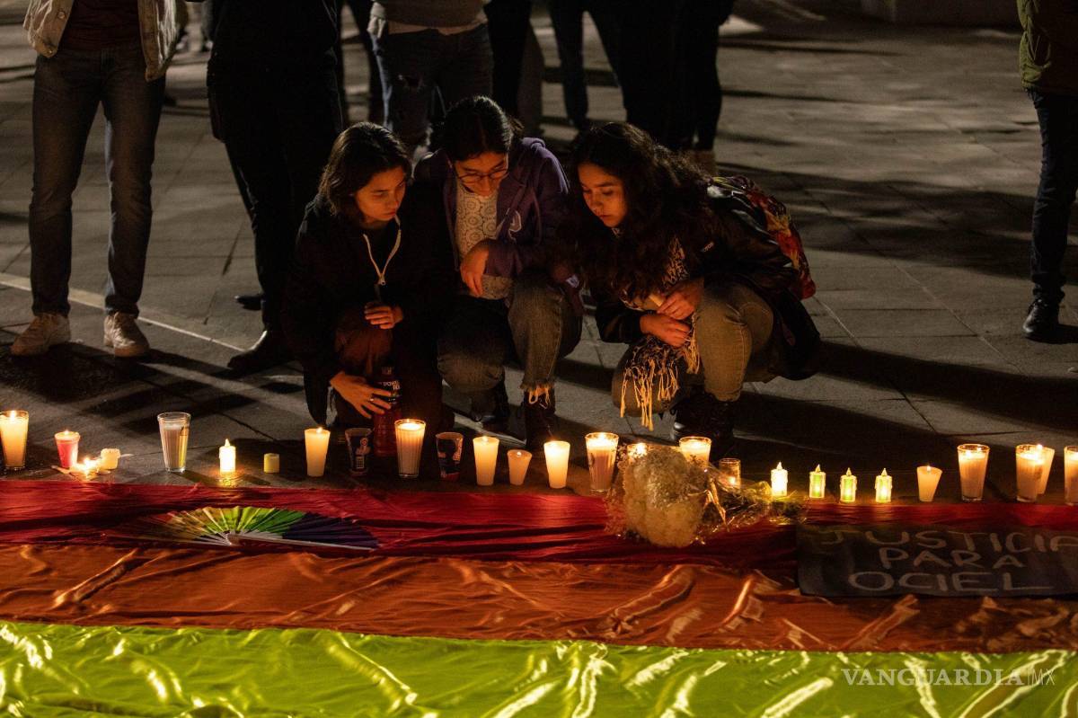 $!Cientos de personas se concentraron frente al Palacio de Gobierno de Aguascalientes para exigir justicia por el asesinato de Jesús Ociel Baena Saucedo.