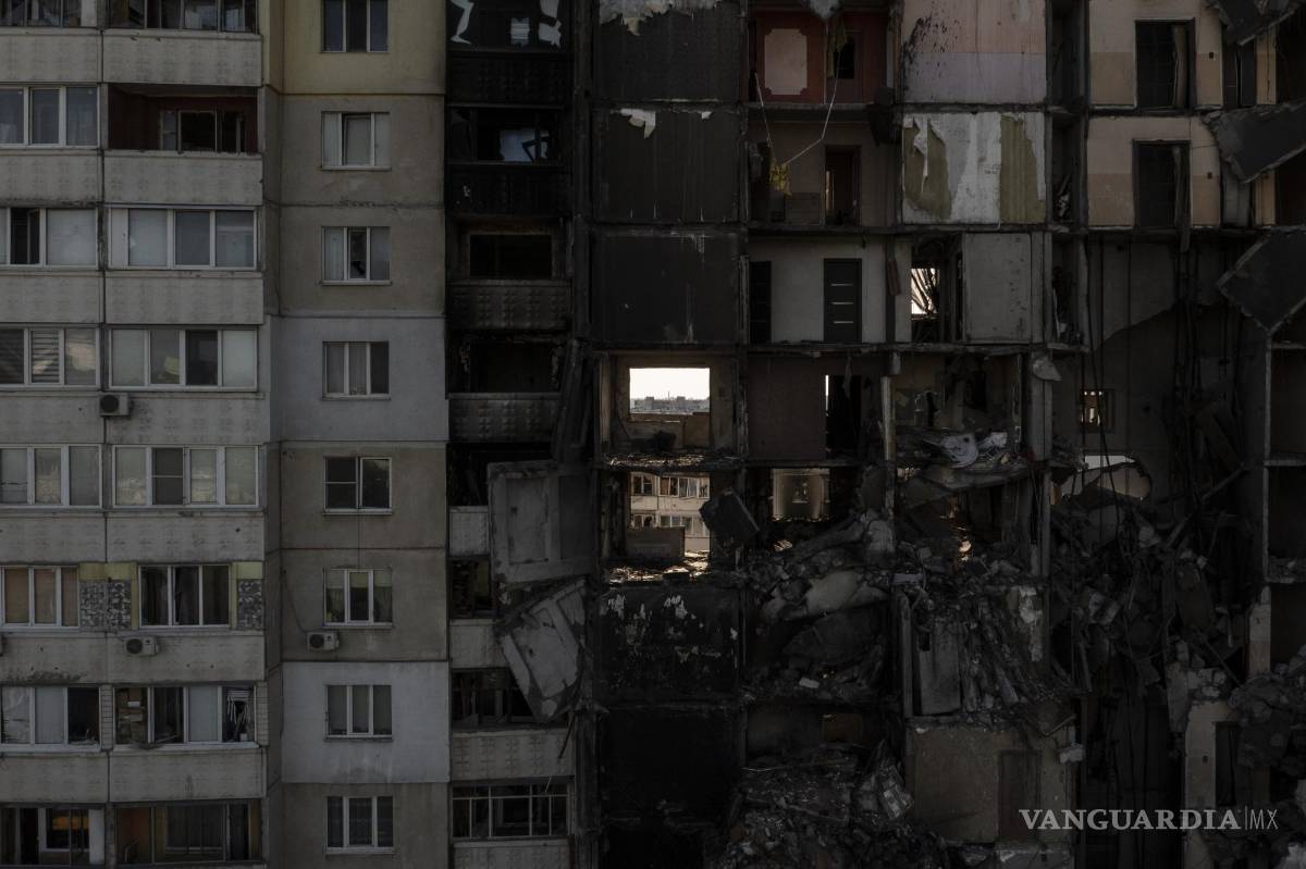 $!Un edificio presenta graves daños provocados por bombardeos rusos cerca de un frente de guerra en Járkiv, Ucrania.