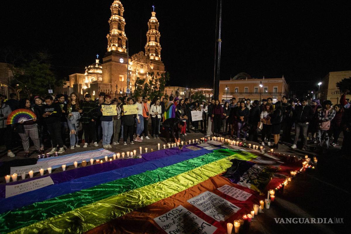 $!Cientos de personas se concentraron frente al Palacio de Gobierno de Aguascalientes para exigir justicia por el asesinato de Jesús Ociel Baena Saucedo.