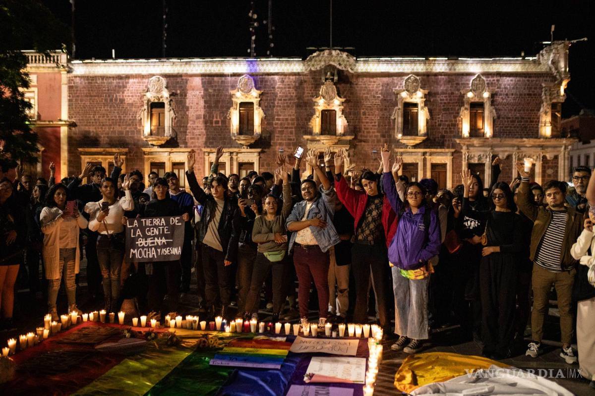 $!Cientos de personas se concentraron frente al Palacio de Gobierno de Aguascalientes para exigir justicia por el asesinato de Jesús Ociel Baena Saucedo.
