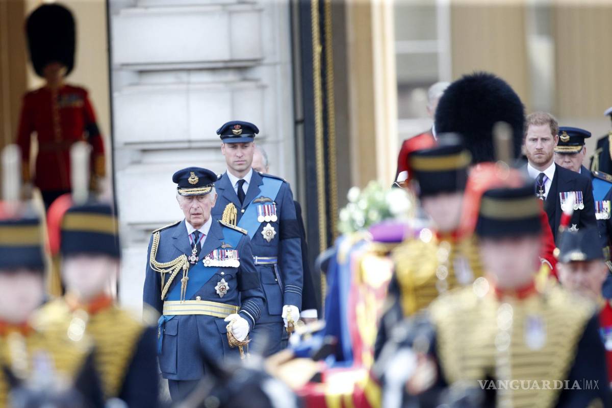 $!El rey Carlos III de Gran Bretaña (i), acompañado por sus hijos, William, Príncipe de Gales (2-i) y el Príncipe Harry, Duque de Sussex (d).
