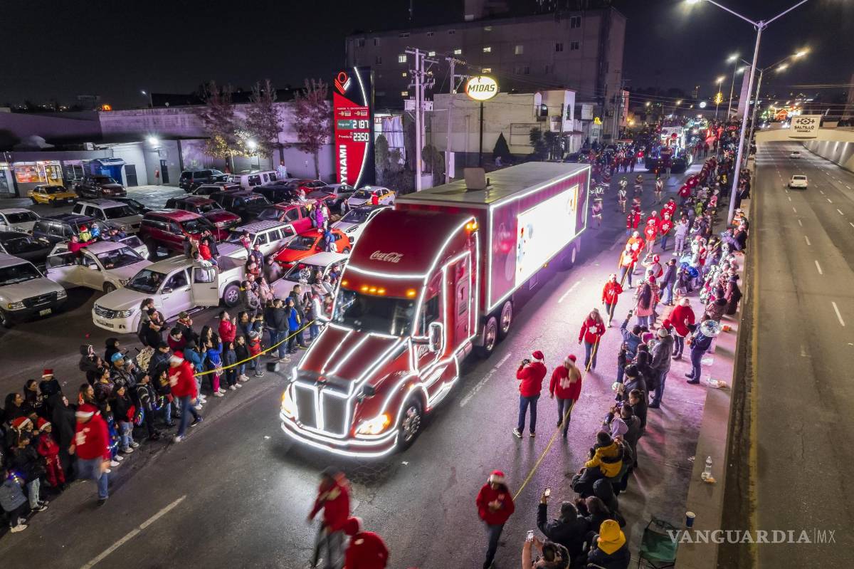 $!Disfrutan saltillenses de Caravana Coca Cola 2023