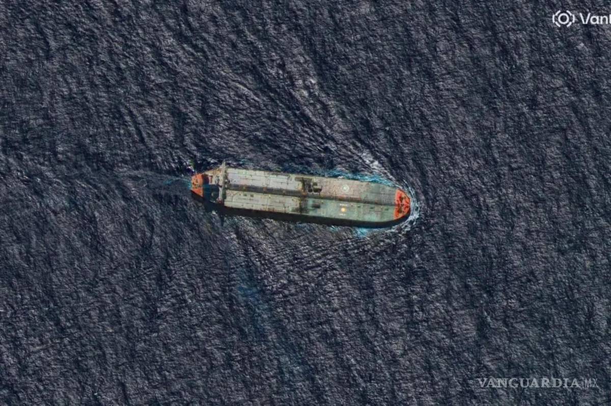 $!El buque petrolero Skipper, que fue tomado por el ejército de Estados Unidos frente a las costas de Venezuela, navega en dirección al norte de Guadalupe.