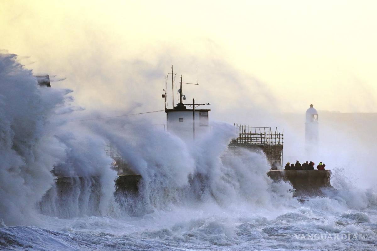 $!Las olas chocan contra el malecón y el faro de Porthcawl en Porthcawl, Bridgend, Gales, Gran Bretaña, cuando la tormenta Eunice toca tierra. AP/Jacob King/PA
