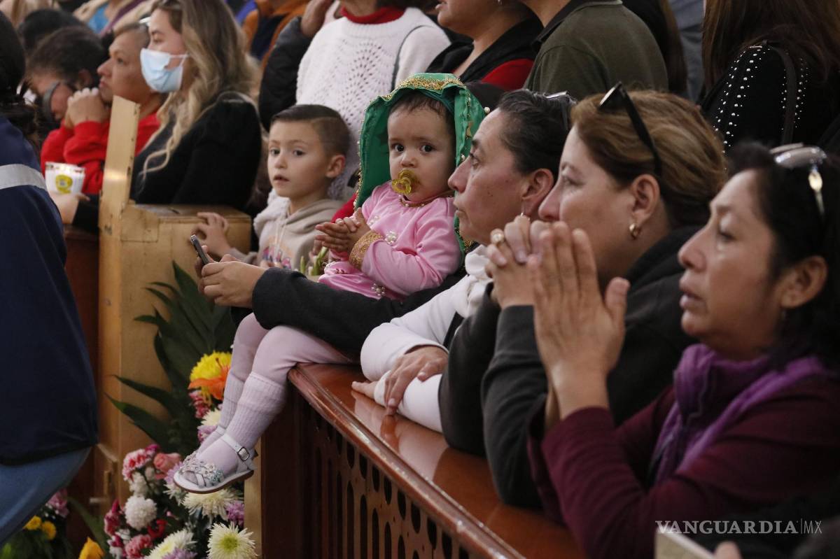 $!Bajo los pies de la Virgen Morena, los peregrinos expresan gratitud y rezan por favores recibidos en el aniversario de los 492 años de su aparición.