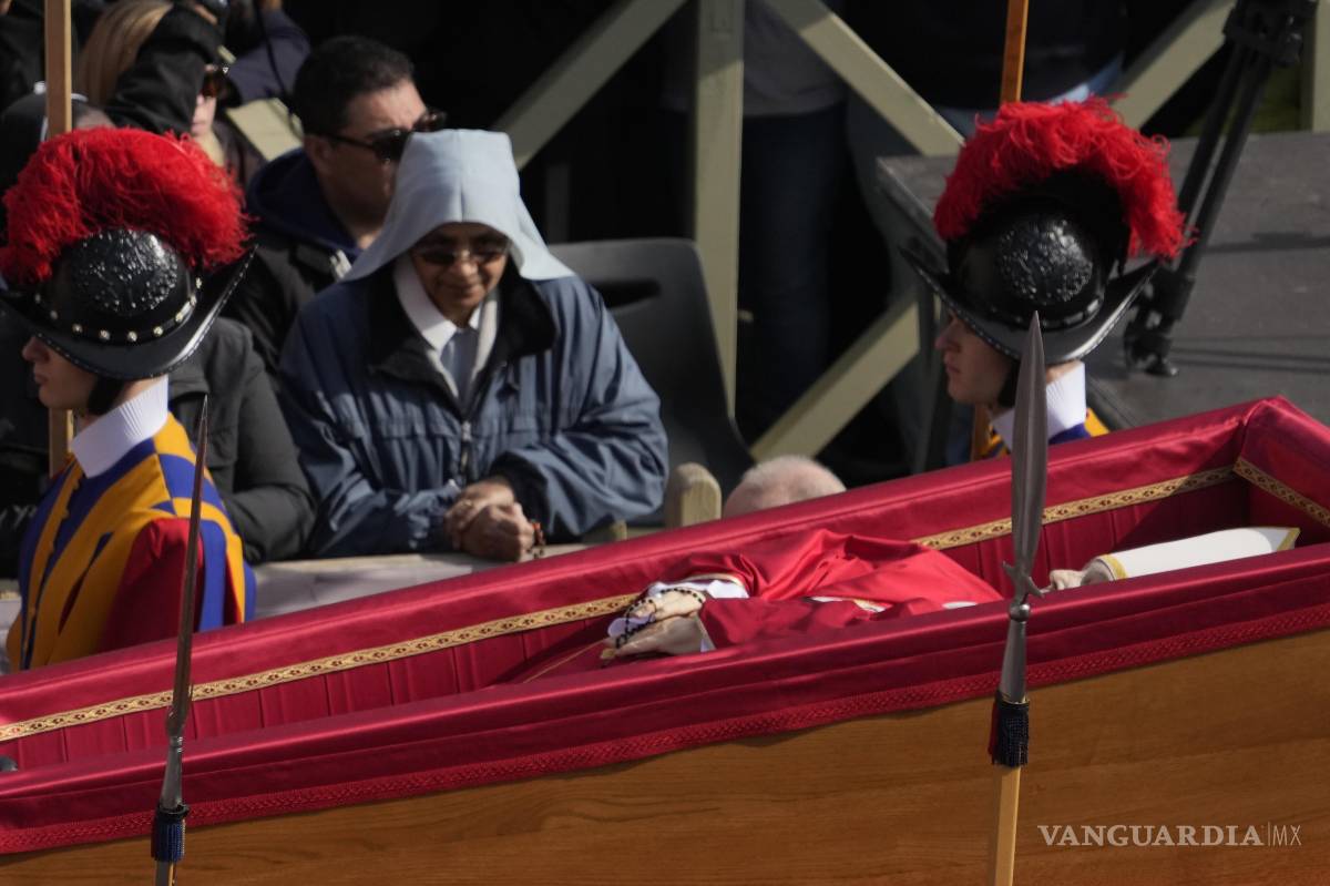 $!El cortejo fúnebre con el cuerpo del papa Francisco, que será velado tres días en la basílica de san Pedro, pasa entre la multitud en el Vaticano.