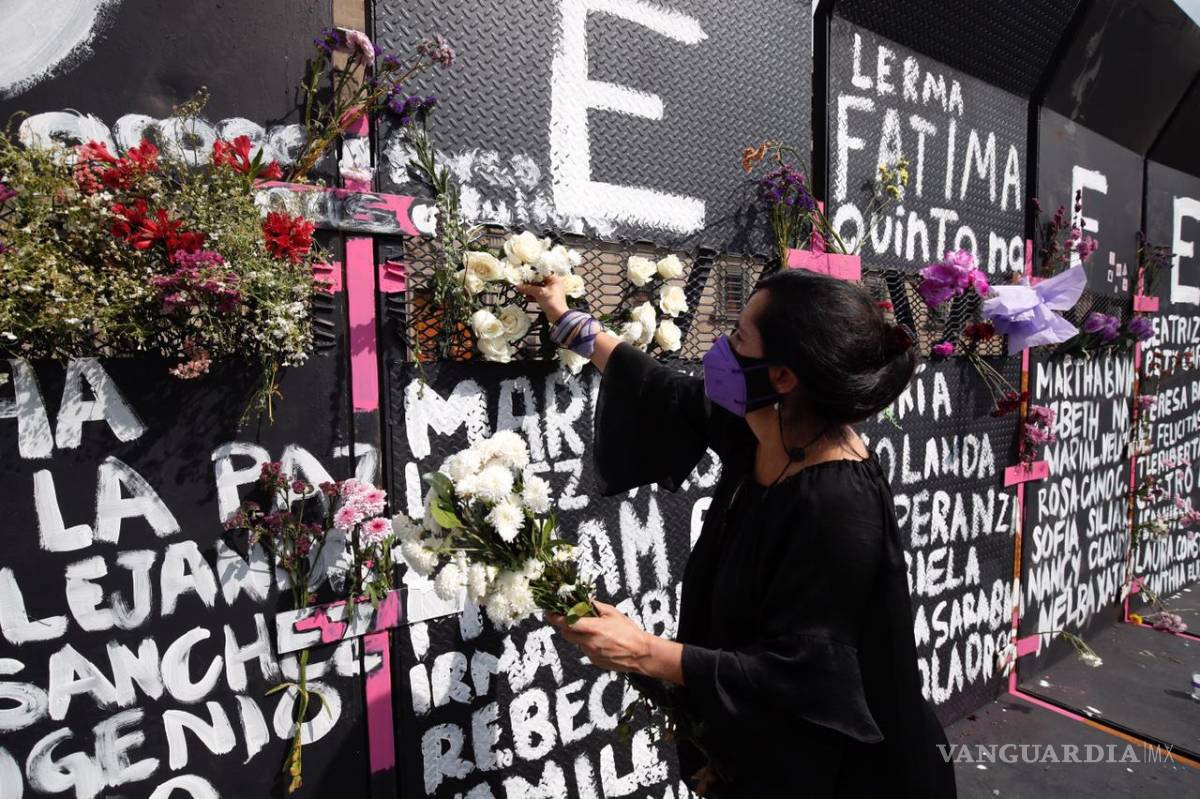 $!Ponen flores en la valla que protege Palacio Nacional