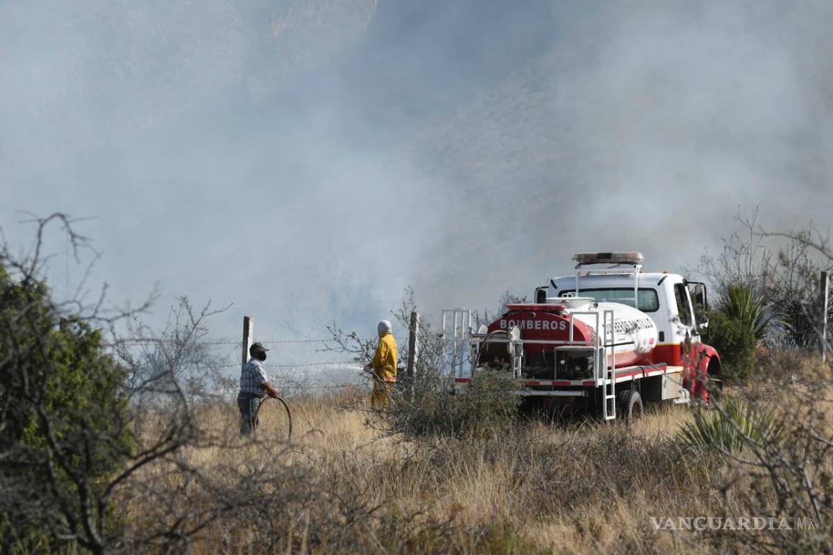 $!Fuerte incendio se registra en las faldas de la Sierra de Zapalinamé, al oriente de Saltillo