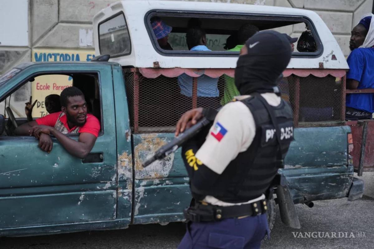 $!Un agente de policía monta guardia en Puerto Príncipe, Haiti.