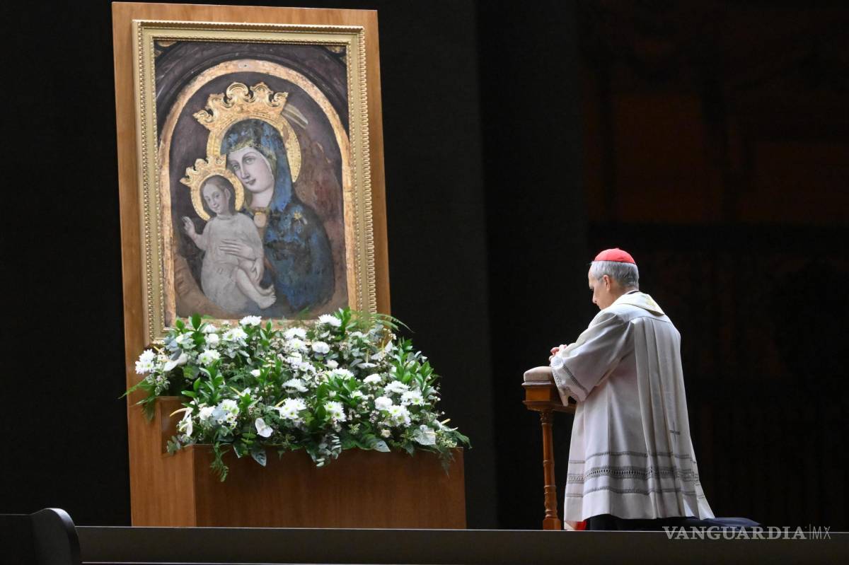 $!El entonces cardenal Robert Francis Prevost en marzo de 2025 rezando ante la Virgen por la salud del Papa Francisco.