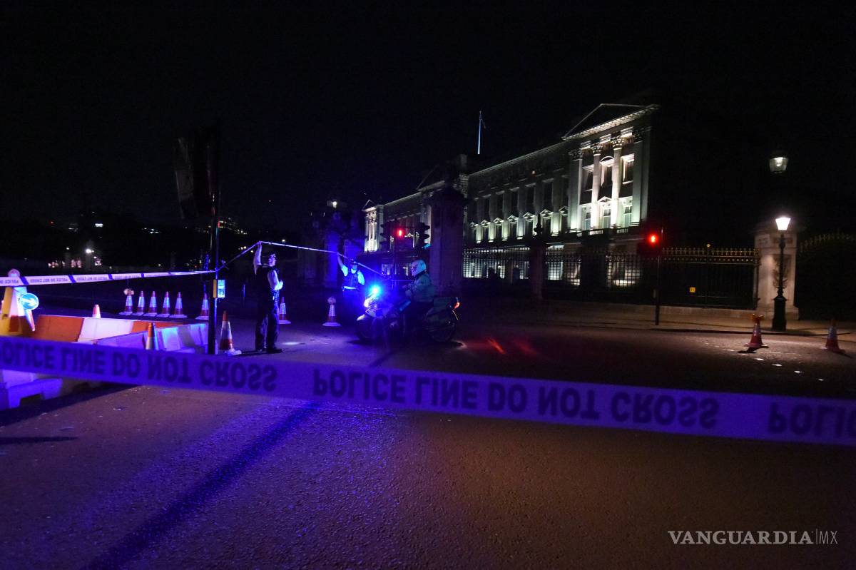 $!Arrestan a un hombre que empuñaban espada frente al palacio de Buckingham