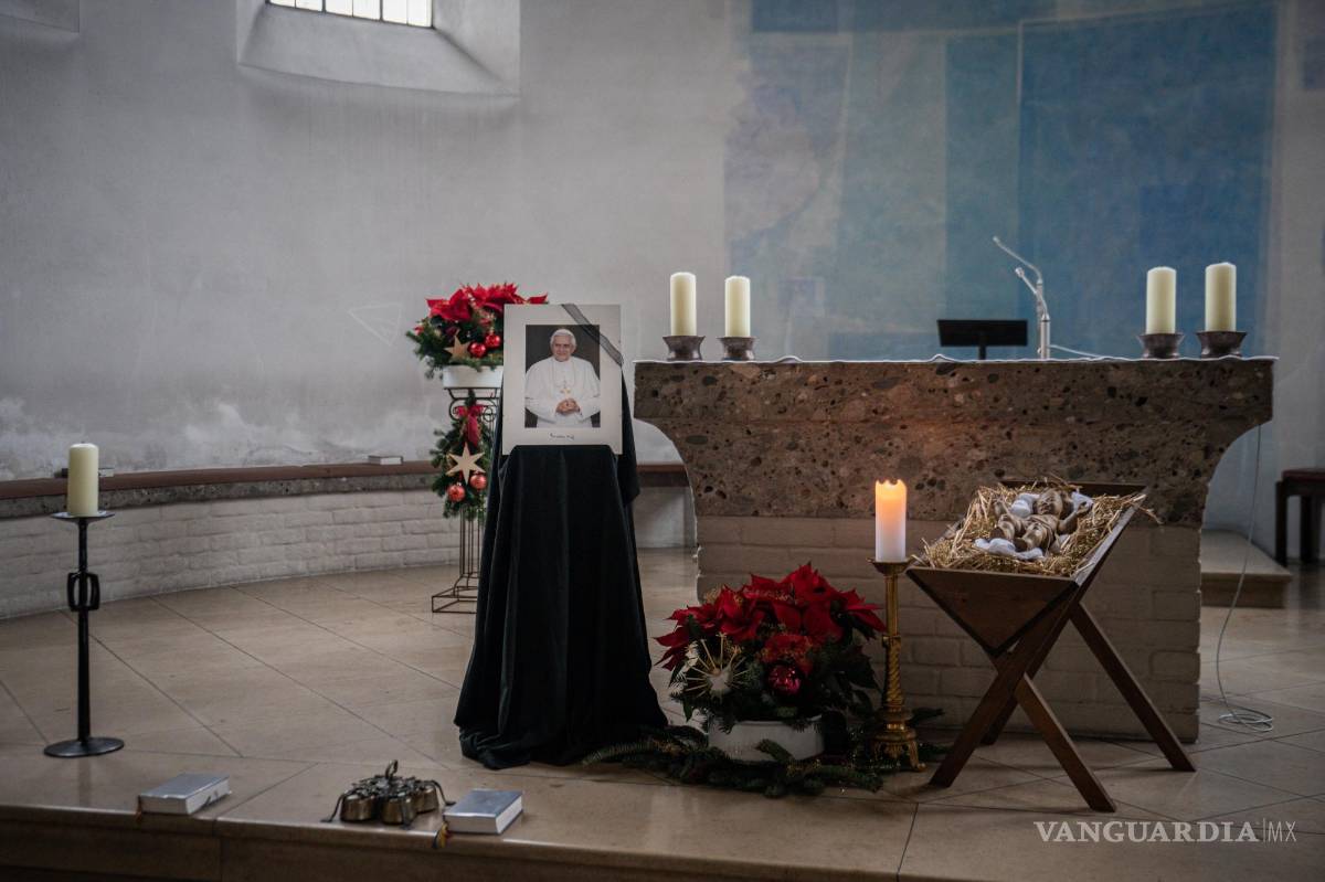 $!Una foto del Papa Benedicto XVI el día de su funeral, junto al altar de la Iglesia Sankt Nikolaus en Garching, Alemania. 3 de enero de 2023.
