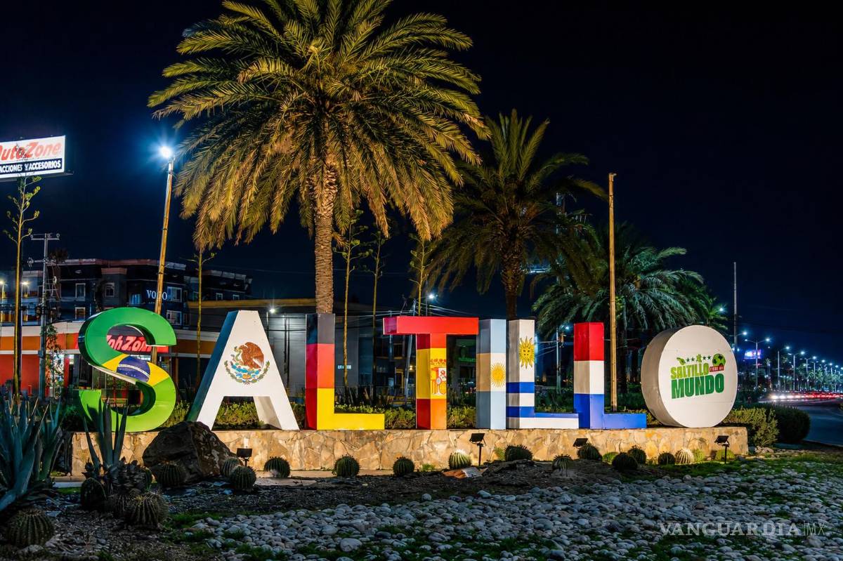 $!Las letras monumentales ubicadas al norte de Saltillo fueron intervenidas con colores y banderas de países participantes como parte de la ambientación del FutFest 2026.