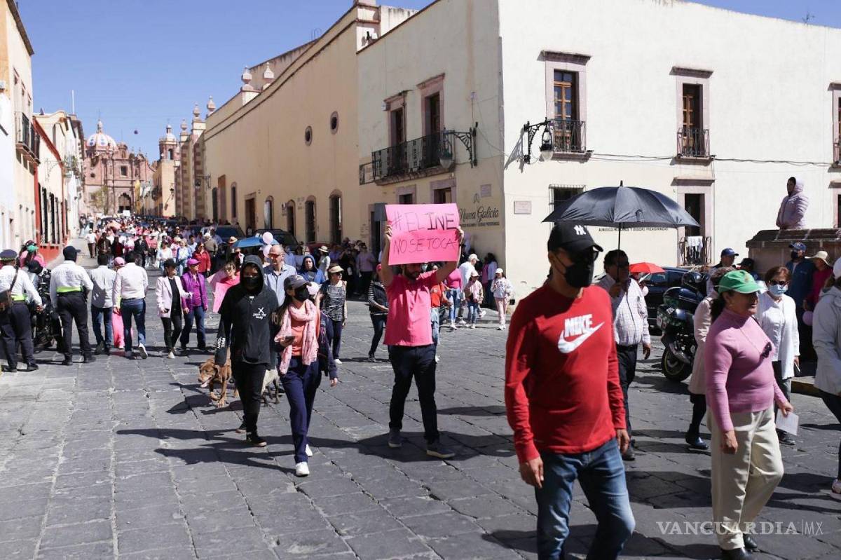 $!Ciudadanos zacatecanos marcharon como parte de la convocatoria en defensa del Instituto Nacional Electoral (INE).