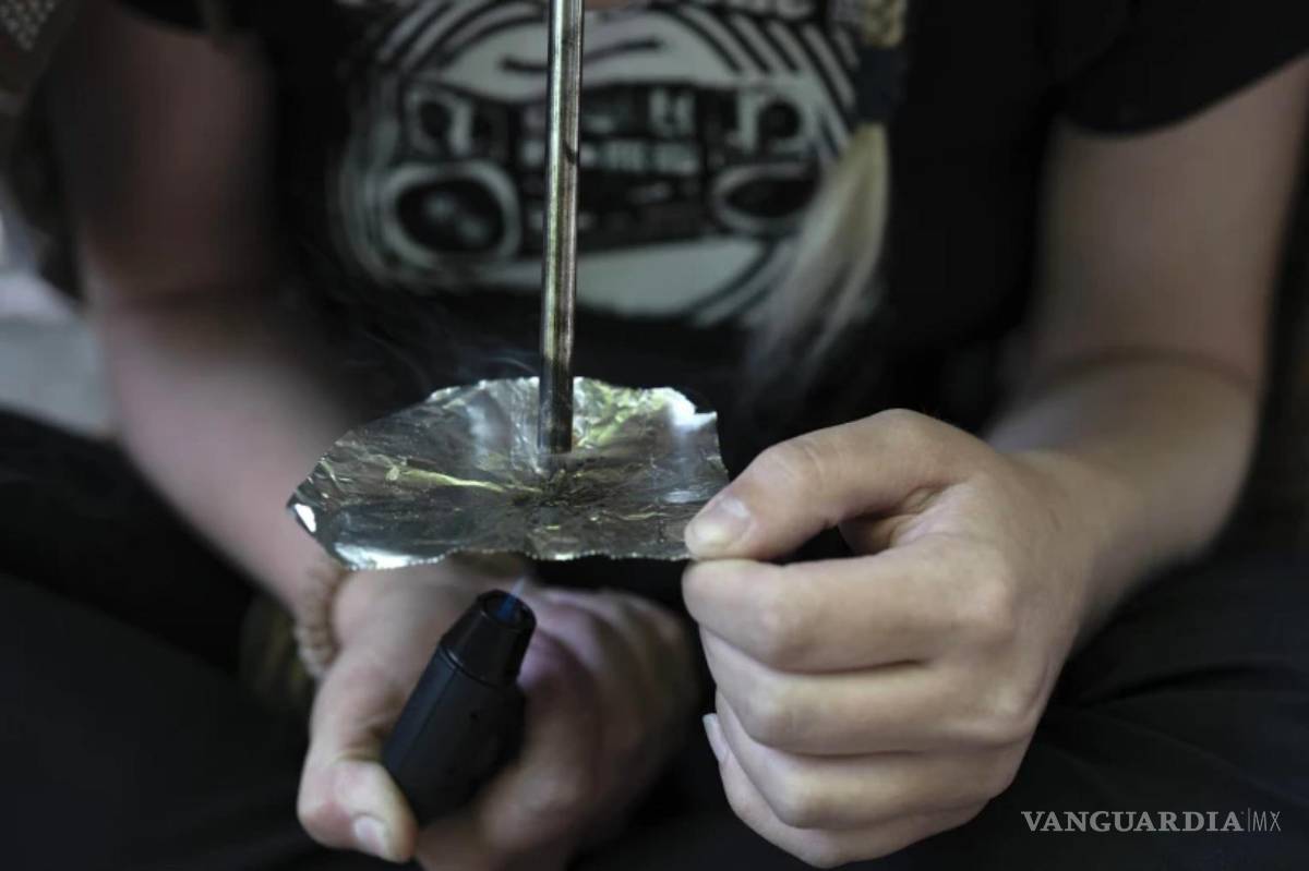 $!Una mujer sin hogar fuma fentanilo en un parque el 28 de junio de 2024, en el centro de Portland, Oregón.