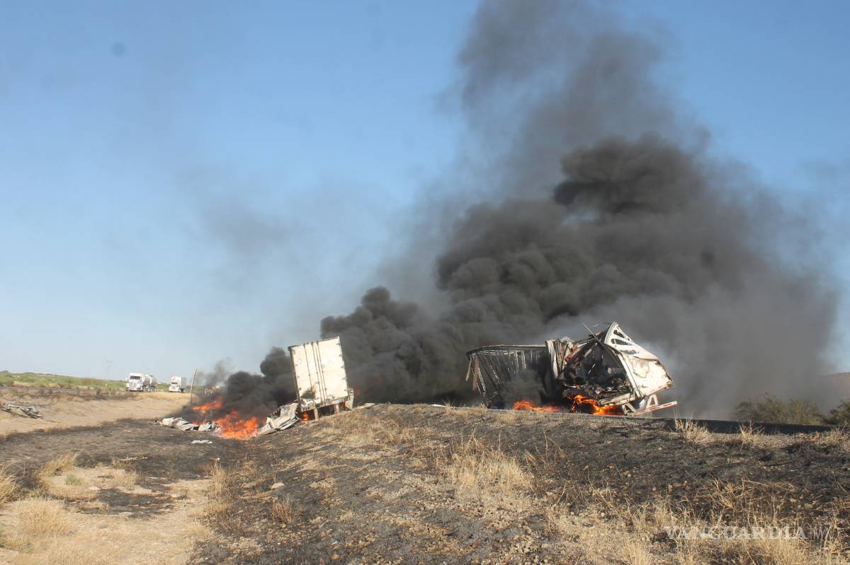 $!Choca contra tráiler; conductor muere calcinado