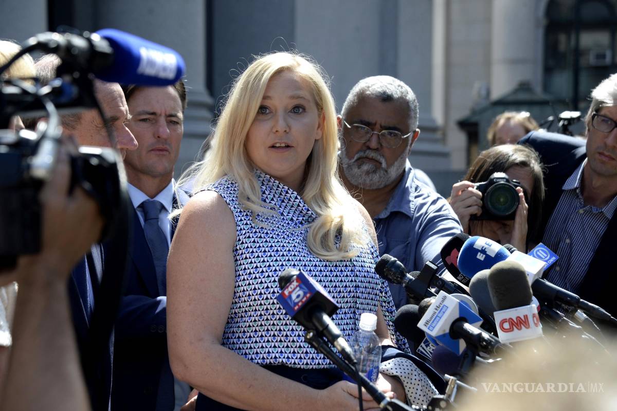 $!Virginia Giuffre, quien sostuvo que Epstein y Maxwell la traficaron con el príncipe Andrés y otros hombres famosos afuera del tribunal.